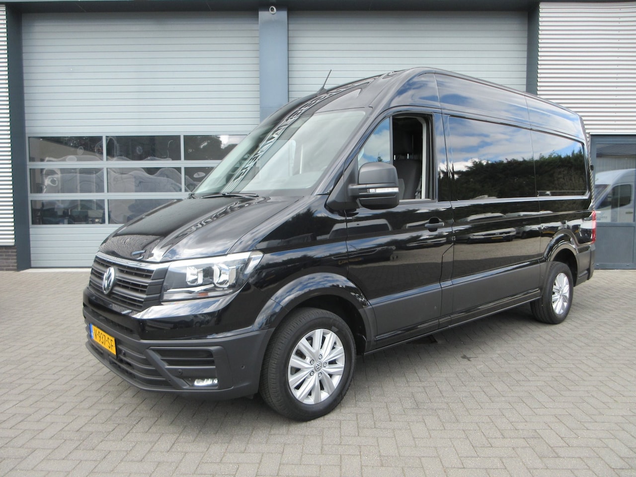 Volkswagen Crafter - 2.0 TDI 140 pk L3H3 automaat airco navigatie camera - AutoWereld.nl