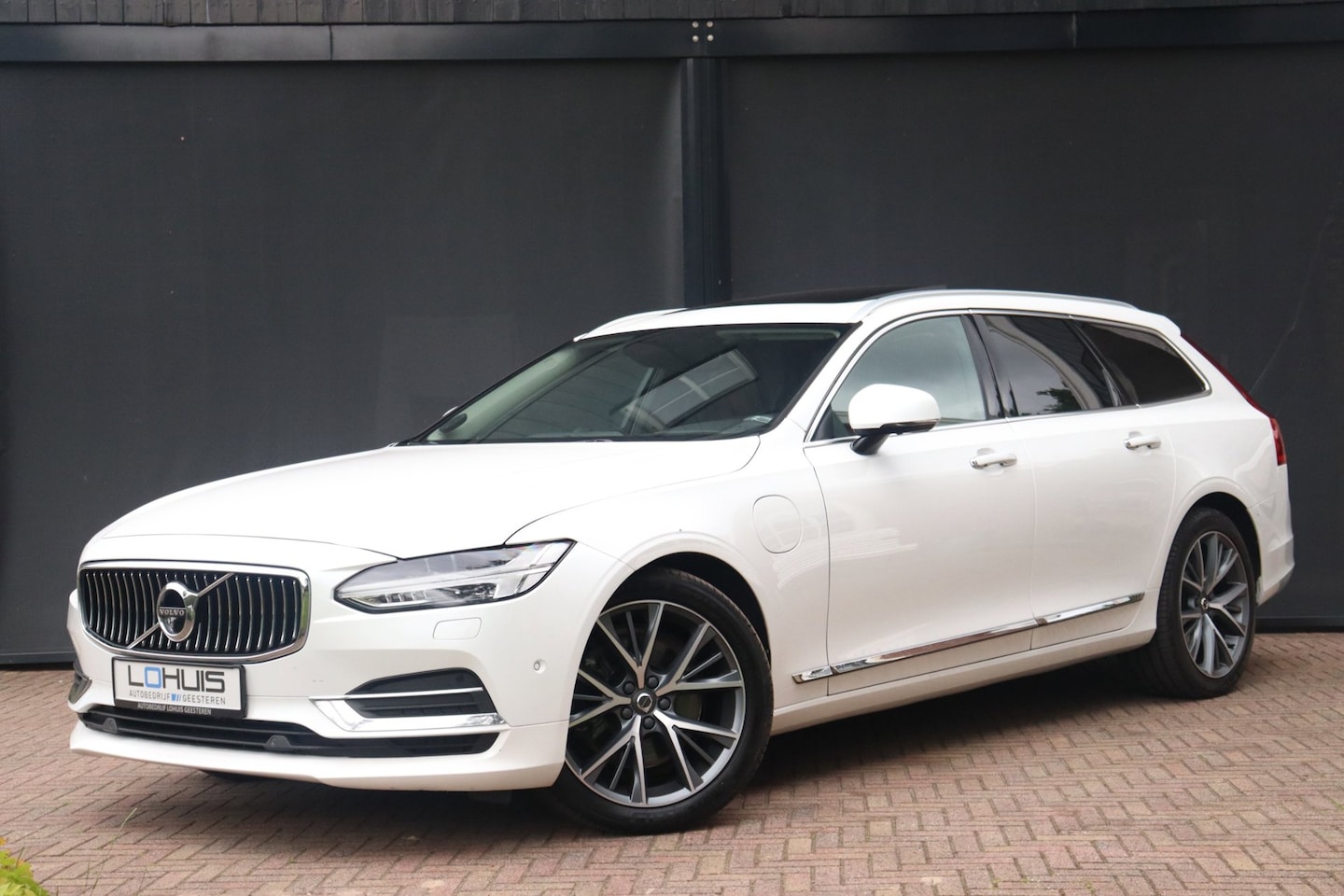 Volvo V90 - 2.0 T8 AWD Inscription Panorama | B&W | 360 | Leder - AutoWereld.nl