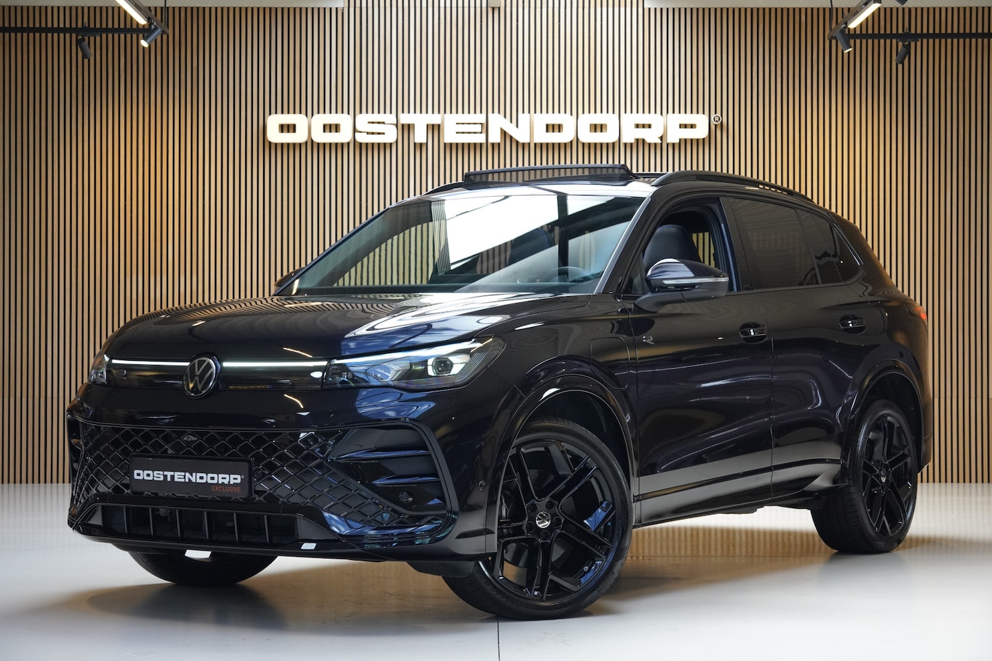 Volkswagen Tiguan - 1.5/204pk eHybrid R-Line Blackstyle|2024|Pano|Trekhaak|20"Blackstyle|Head-up|IQ-Light|Crui - AutoWereld.nl