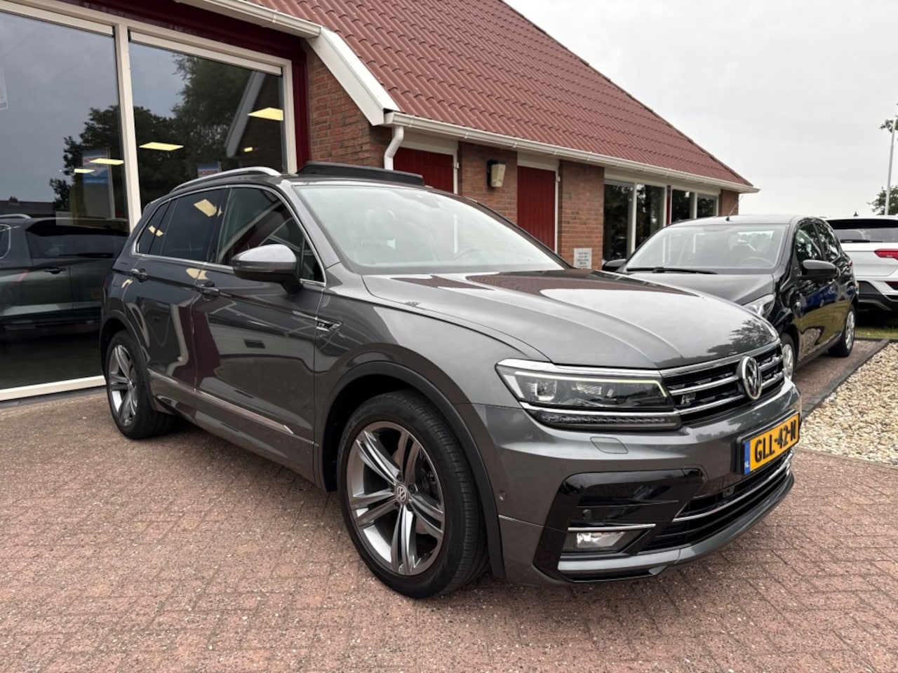 Volkswagen Tiguan - 1.4 TSI R-Line Panoramadak/Trekhaak/ACC/Camera - AutoWereld.nl