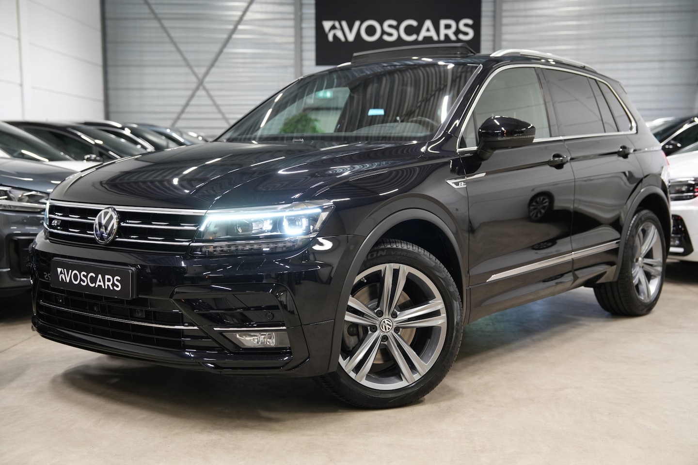 Volkswagen Tiguan - 2.0 TSI 4Motion 3x R-Line * Pano - Trekhaak - Virtual - 360° Cam - Keyless - Head Up - ACC - AutoWereld.nl