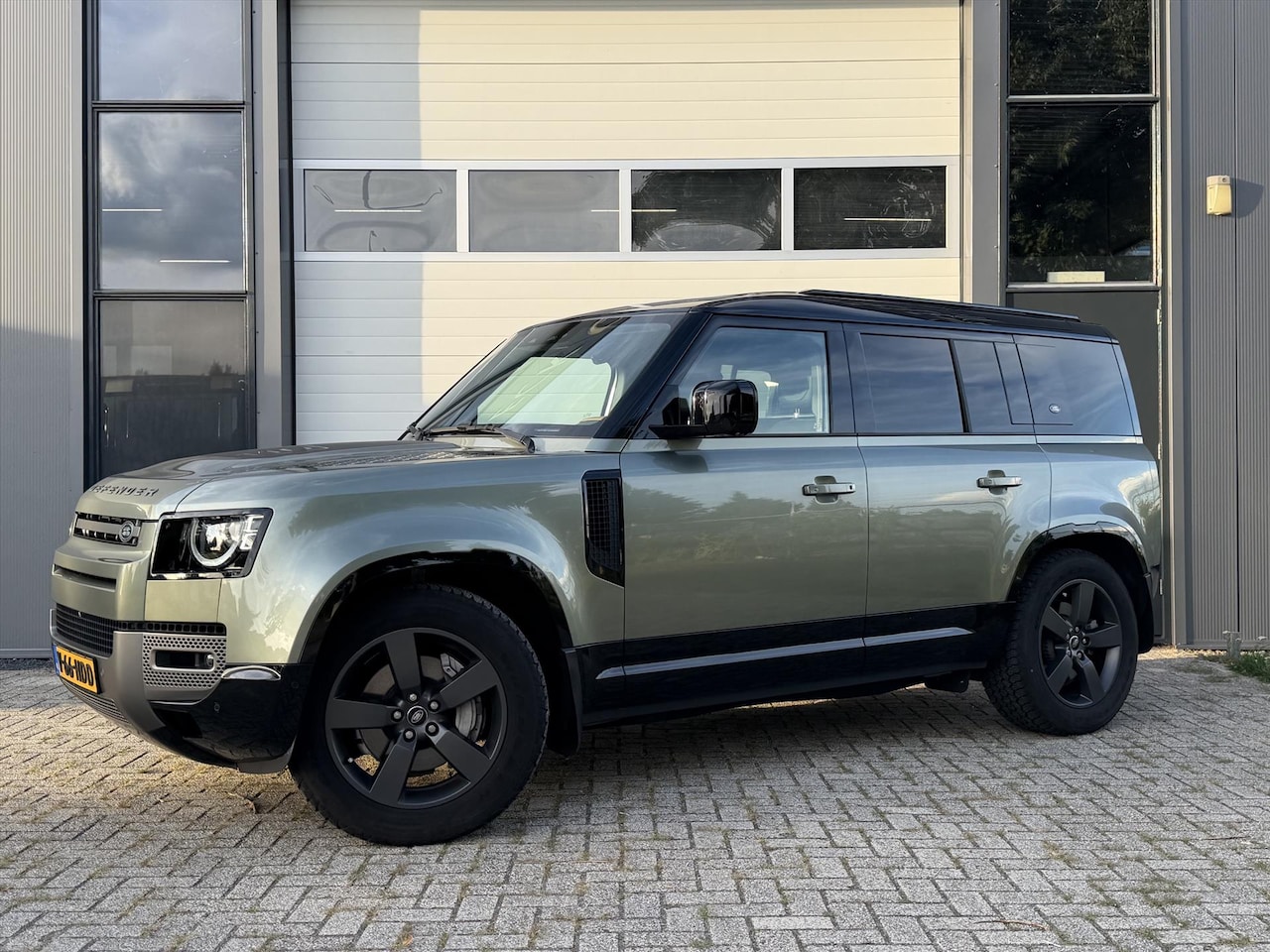 Land Rover Defender - D300 3.0 HSE X-Dynamic ACC Pano - AutoWereld.nl