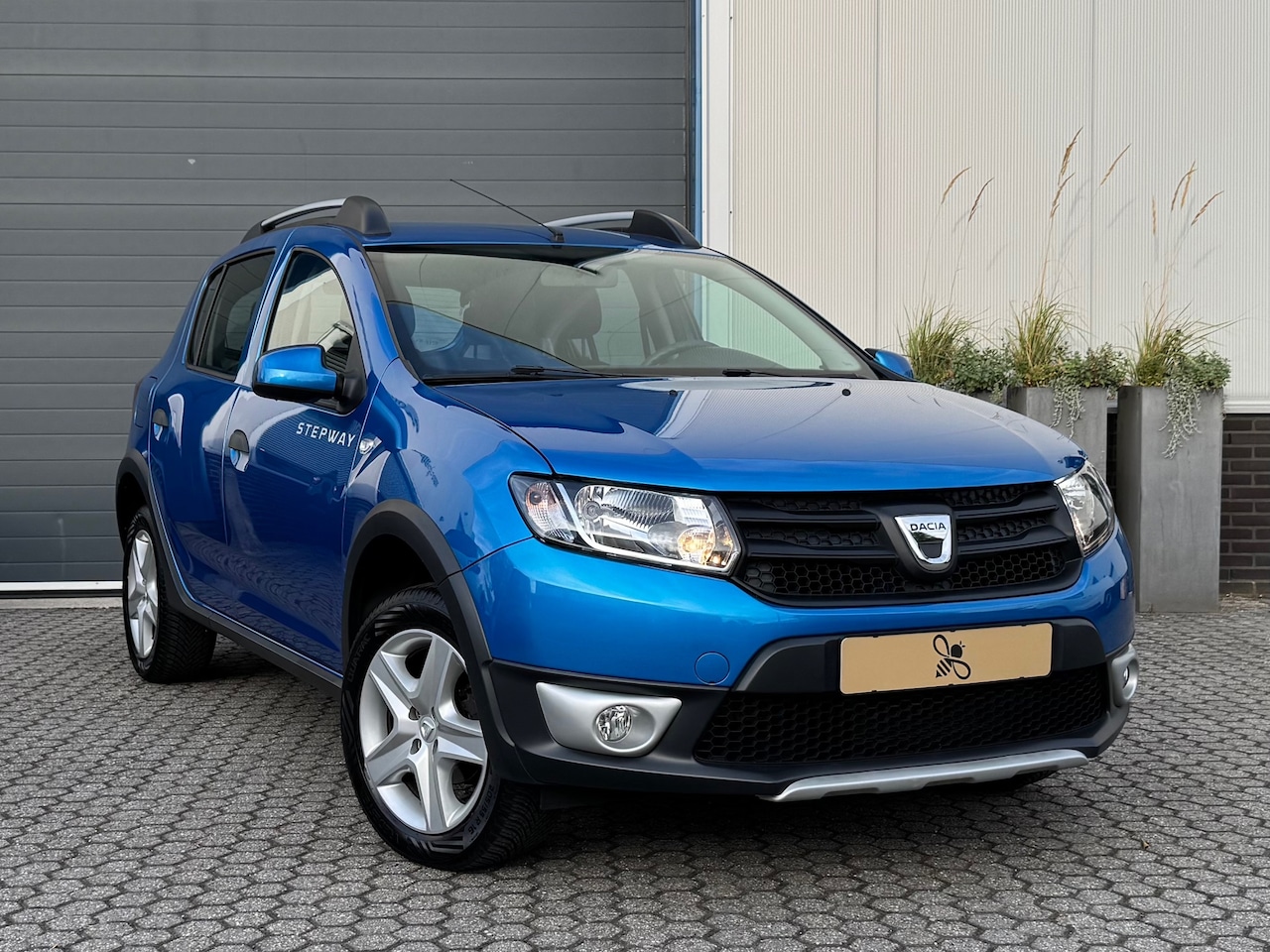 Dacia Sandero Stepway - 0.9 TCe Lauréate | Navigatie | Trekhaak | Bluetooth | Airco | Allseason - AutoWereld.nl