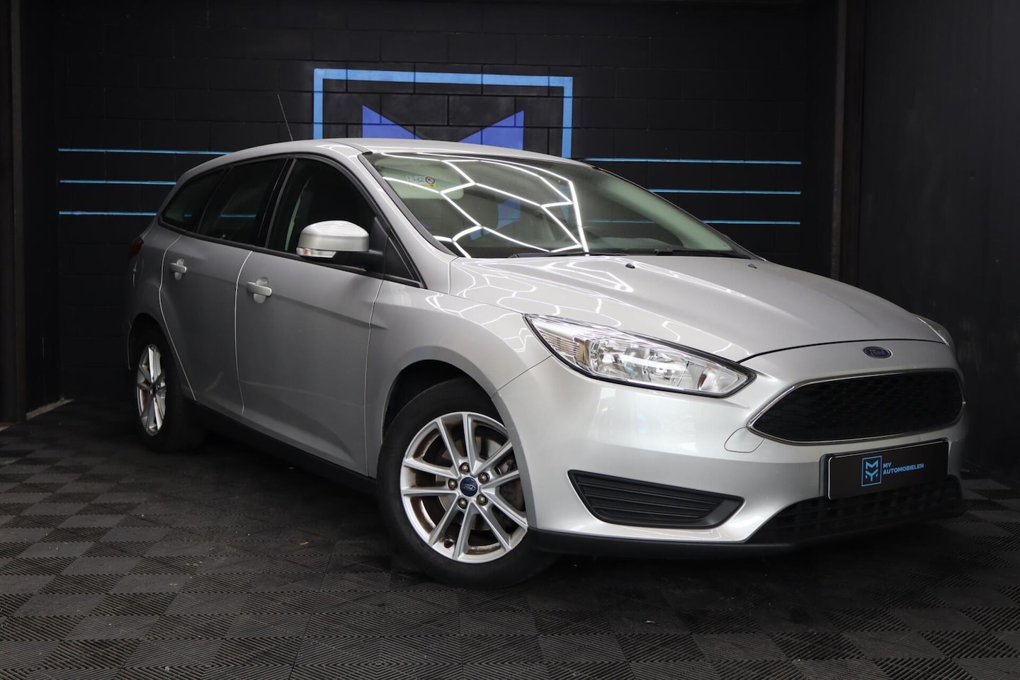 Ford Focus Wagon - 1.0 / Carplay / Trekhaak - AutoWereld.nl