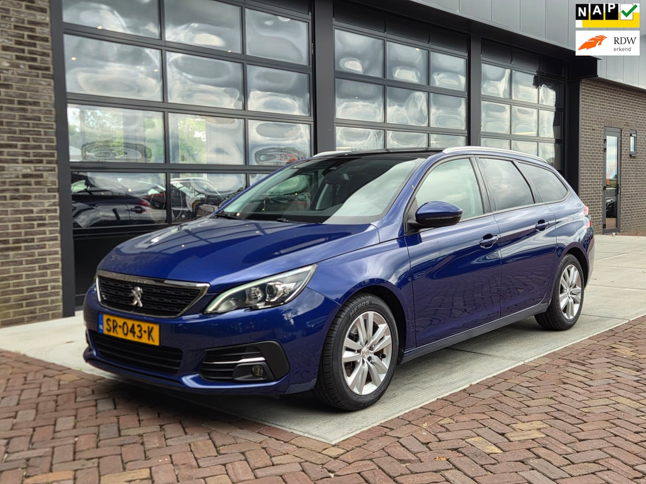 Peugeot 308 SW - 1.2 PureTech Blue Lease Executive | Pano | Navi | PDC | - AutoWereld.nl