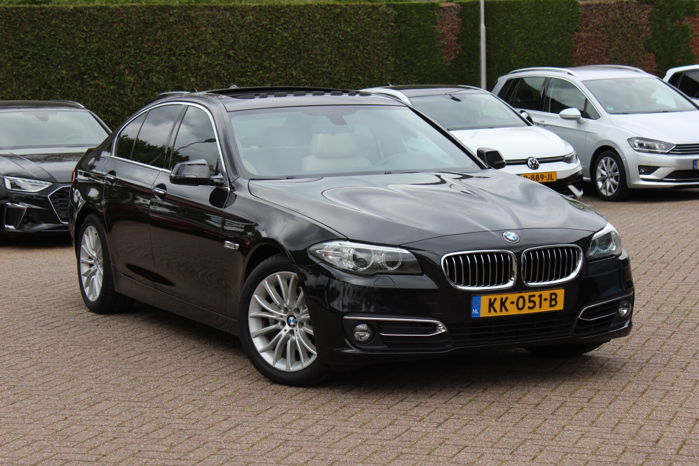 BMW 5-serie - 520i Luxury Edition / NL Auto! / Schuifdak / Leder / Navigatie / Parkeerhulp V+A / 18'' / - AutoWereld.nl