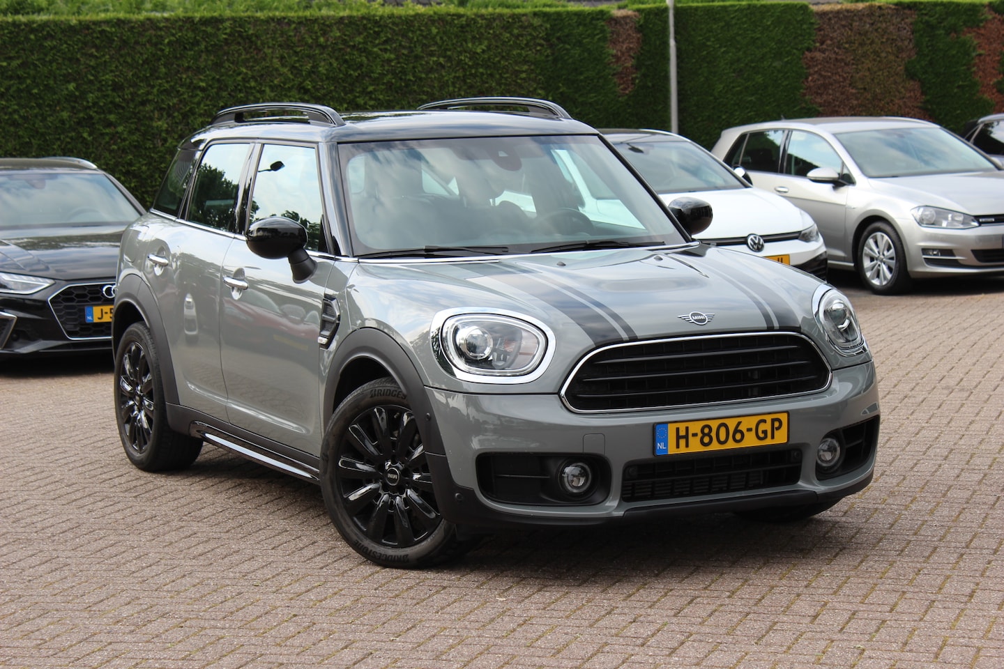 MINI Countryman - Mini 1.5 Cooper Business Edition / Leder / Navigatie / Parkeerhulp V+A / Harman Kardon / 1 - AutoWereld.nl