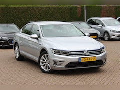 Volkswagen Passat - 1.4 TSI GTE Connected Series / Trekhaak / CarPlay / Navigatie / Parkeerhlp V+A / 17'' / DA