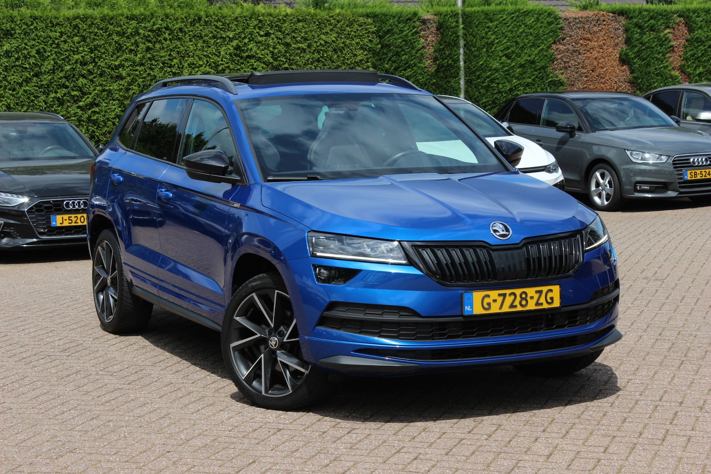 Skoda Karoq - 2.0 TSI 4x4 Sportline Business / NL Auto! / Trekhaak / Panoramadak / Camera / CarPlay / Ke - AutoWereld.nl