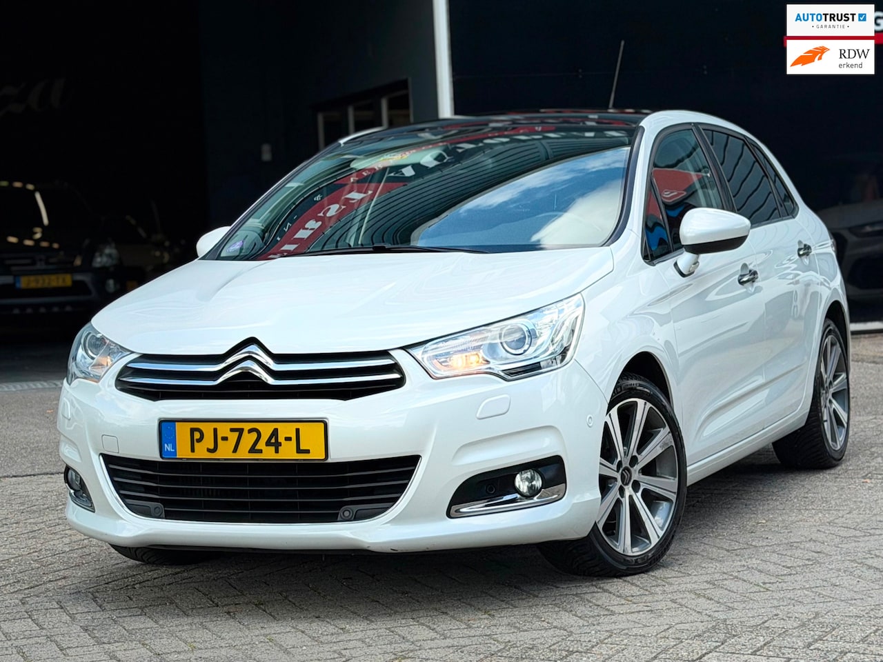 Citroën C4 - 1.2 PureTech Shine KEYLESS ENTRY-GO/PANO/MASSAGESTOEL | KEURIGE AUTO ! - AutoWereld.nl