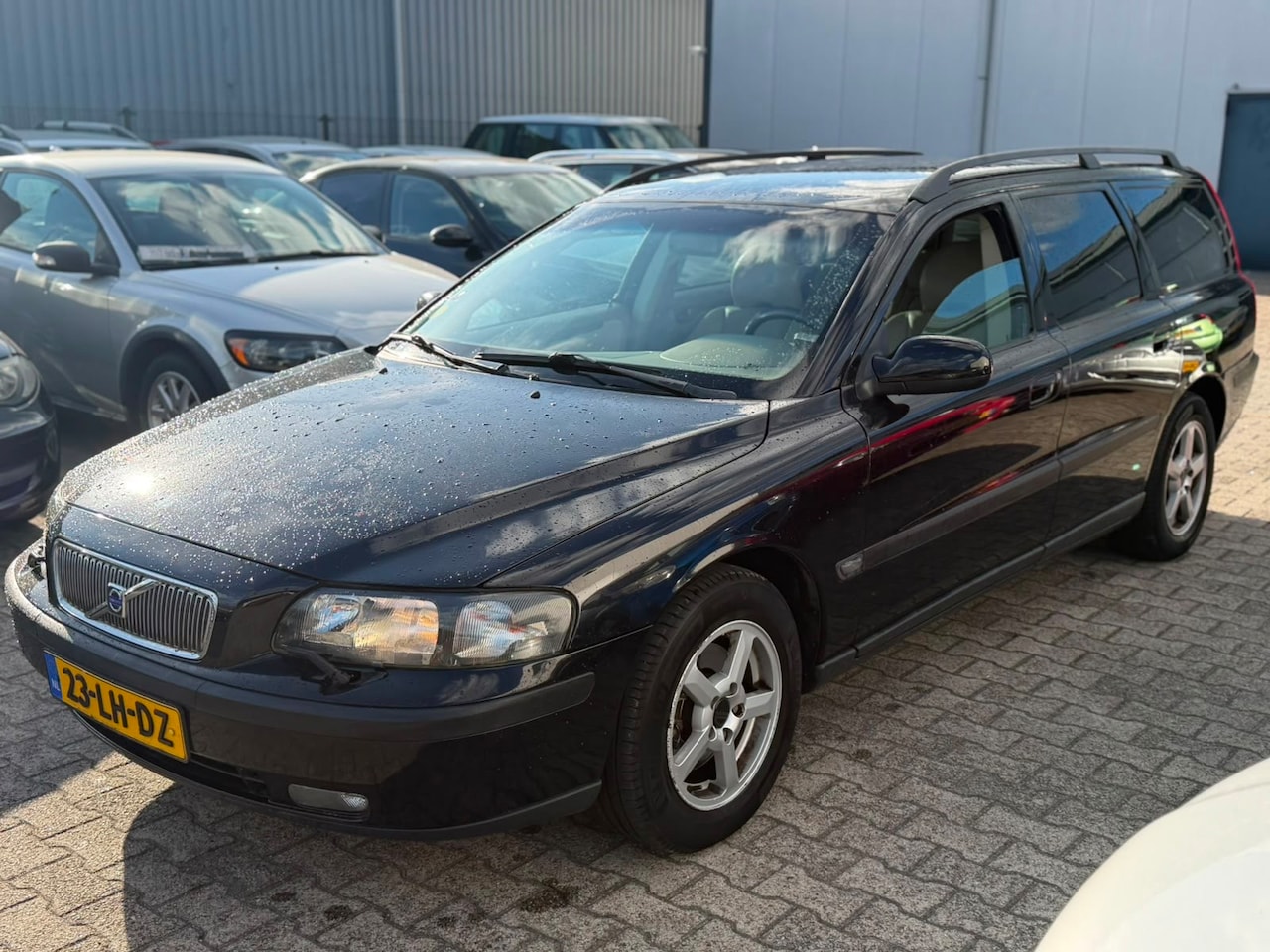 Volvo V70 - 2.4 Comfort Line 2003 Zwart Handgeschakeld Airco - AutoWereld.nl
