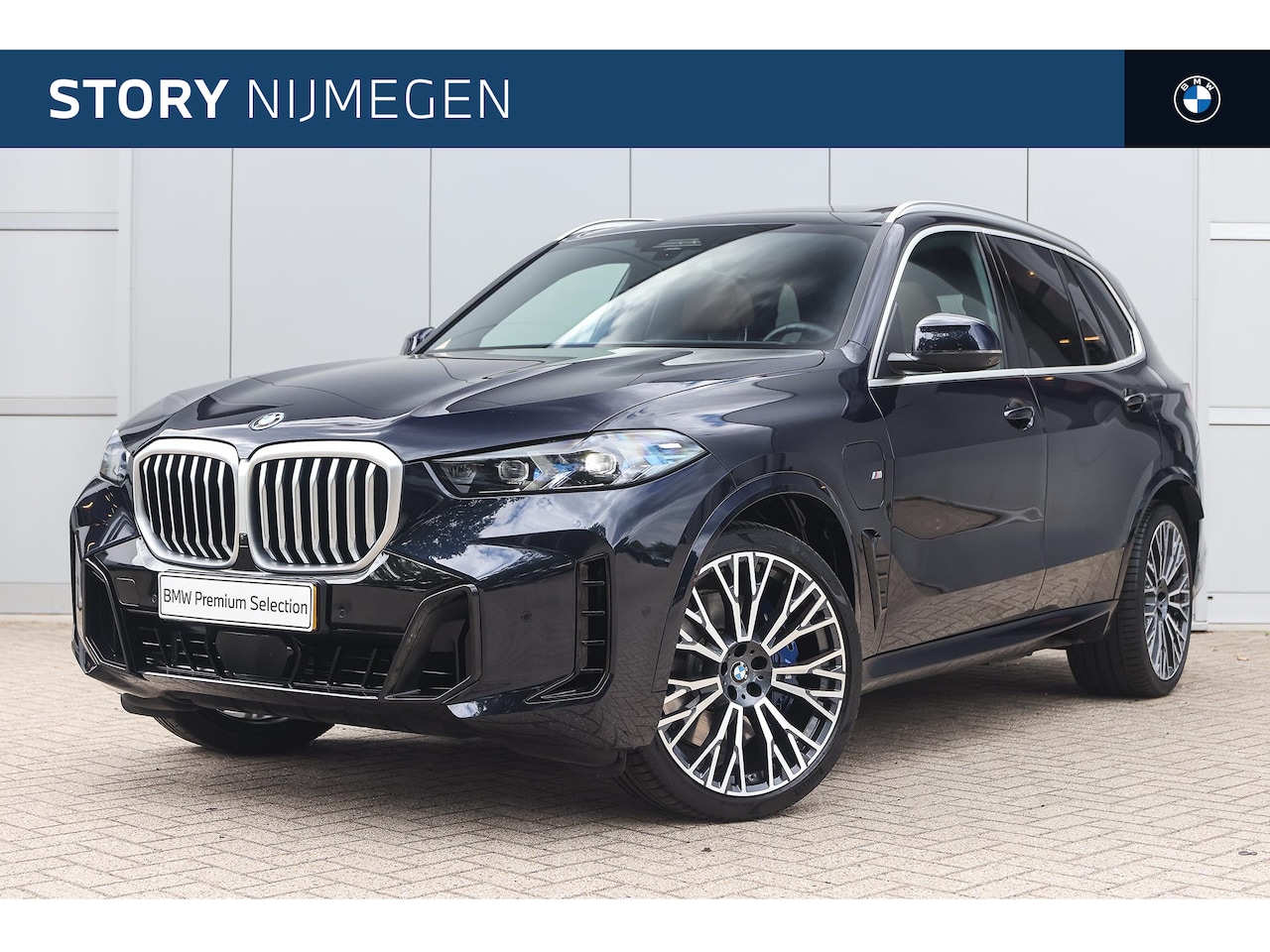 BMW X5 - xDrive50e M Sport Automaat / Panoramadak / Trekhaak / Adaptieve LED / Soft-Close / Stoelve - AutoWereld.nl