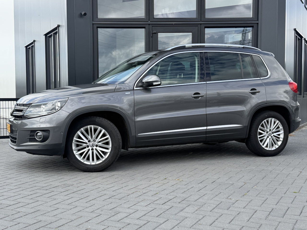 Volkswagen Tiguan - 1.4 TSI Club Nav | Verw. stoelen | PDC | Trekhaak - AutoWereld.nl
