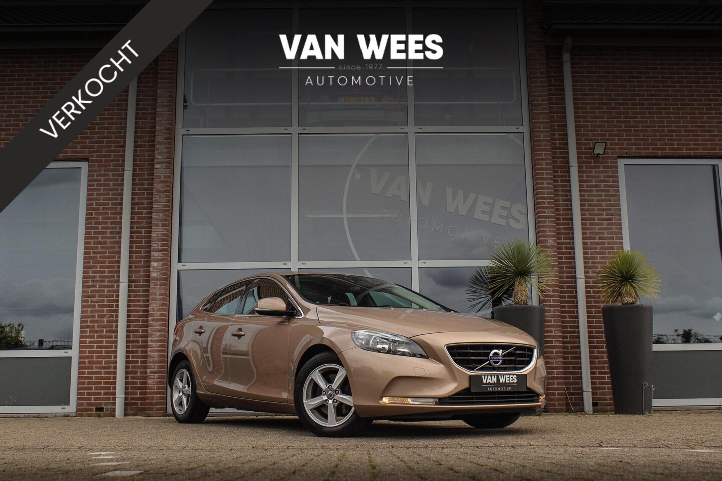 Volvo V40 - 1.6 T3 Momentum | 2e eigenaar | Sportstuur | Stoelverwarming | Climate control | Navigatie - AutoWereld.nl