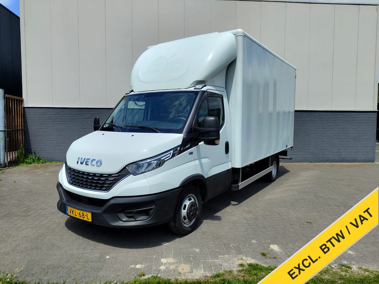 Iveco Daily - 35C16H 2.3 410 Automaat Meubelbak 3-Persoons Euro 6 Camera Navi Bluetooth Airco Cruise Con - AutoWereld.nl
