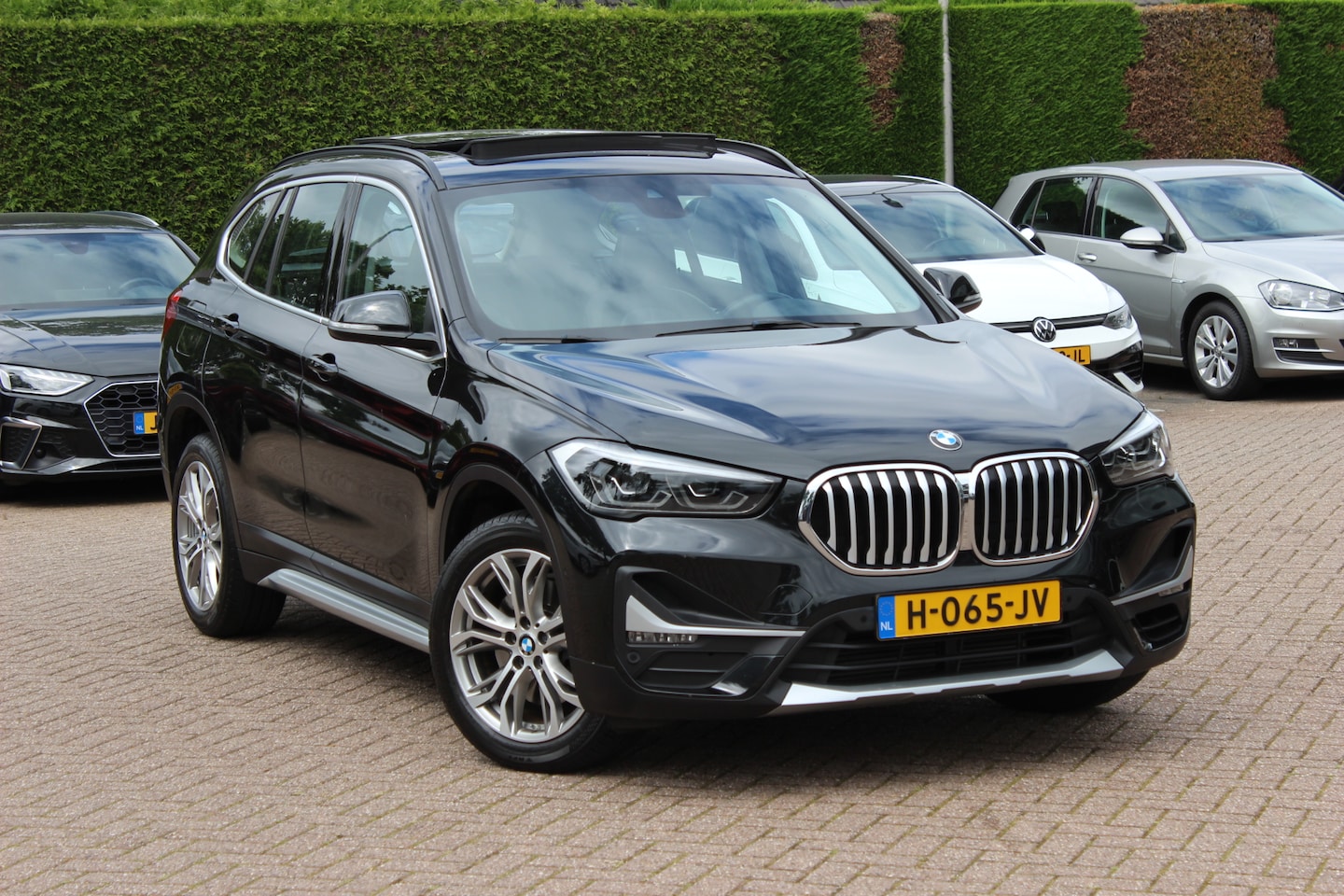 BMW X1 - sDrive20i High Executive / Panoramadak / Leder / CarPlay / Parkeerhulp V+A / 18'' / Sports - AutoWereld.nl