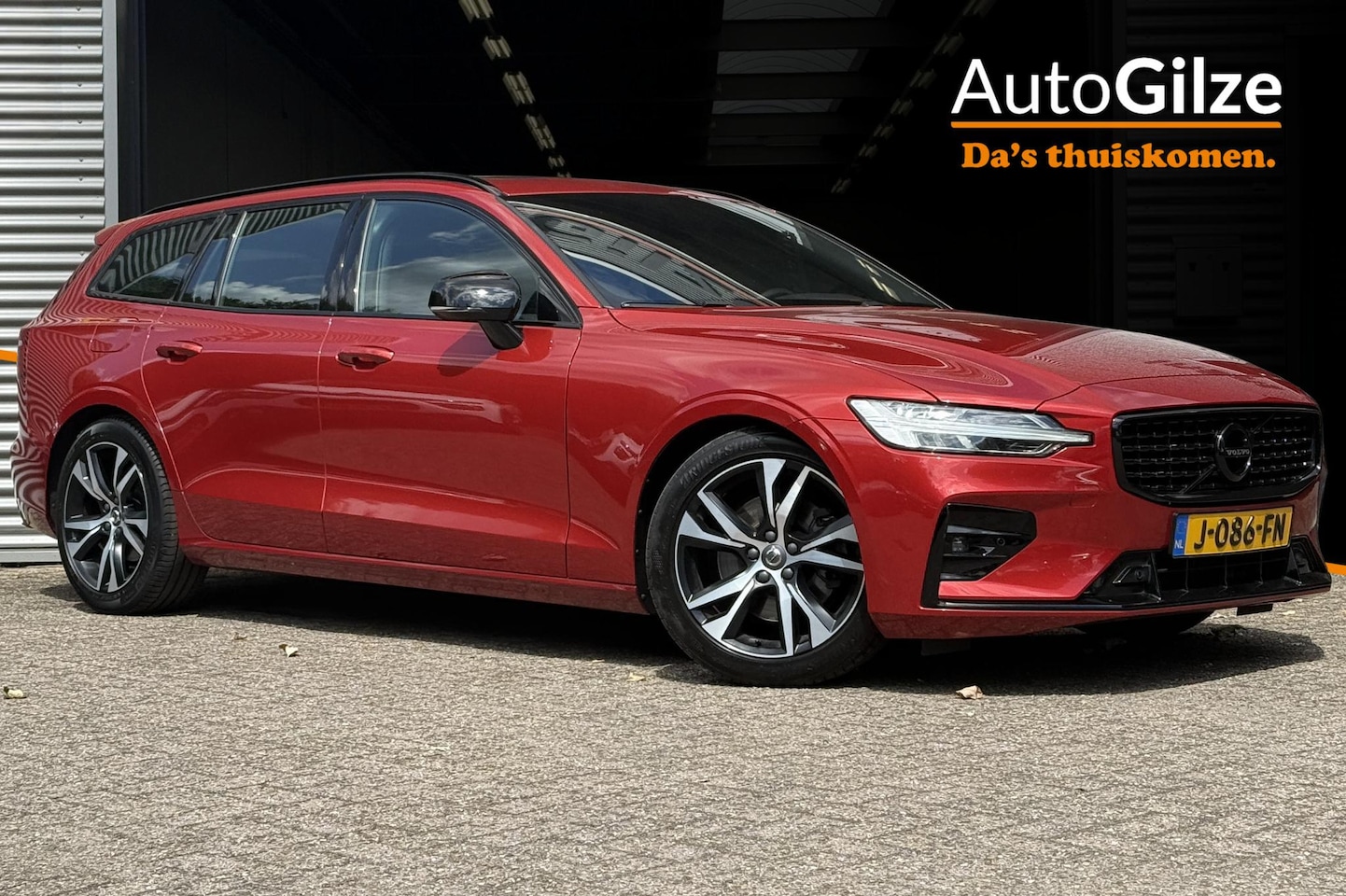 Volvo V60 - 2.0 T4 R-Design l Pano l Trekhaak l Stoelverwarming l - AutoWereld.nl