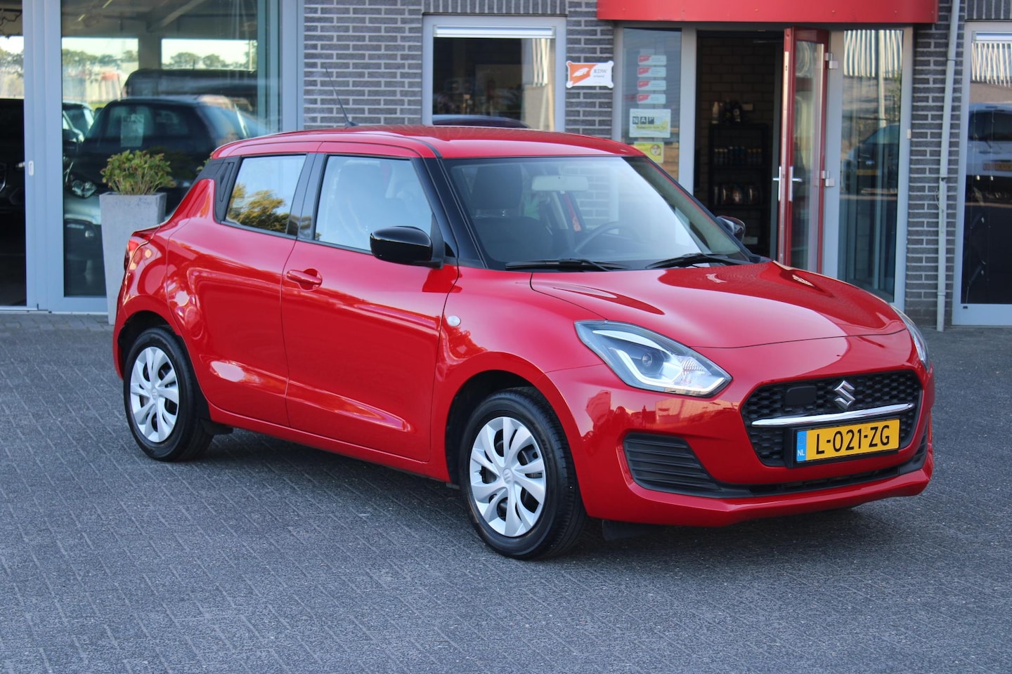 Suzuki Swift - 1.2 Comf. Smart Hybr. AdaptiveCruise/Trekhaak/Led - AutoWereld.nl