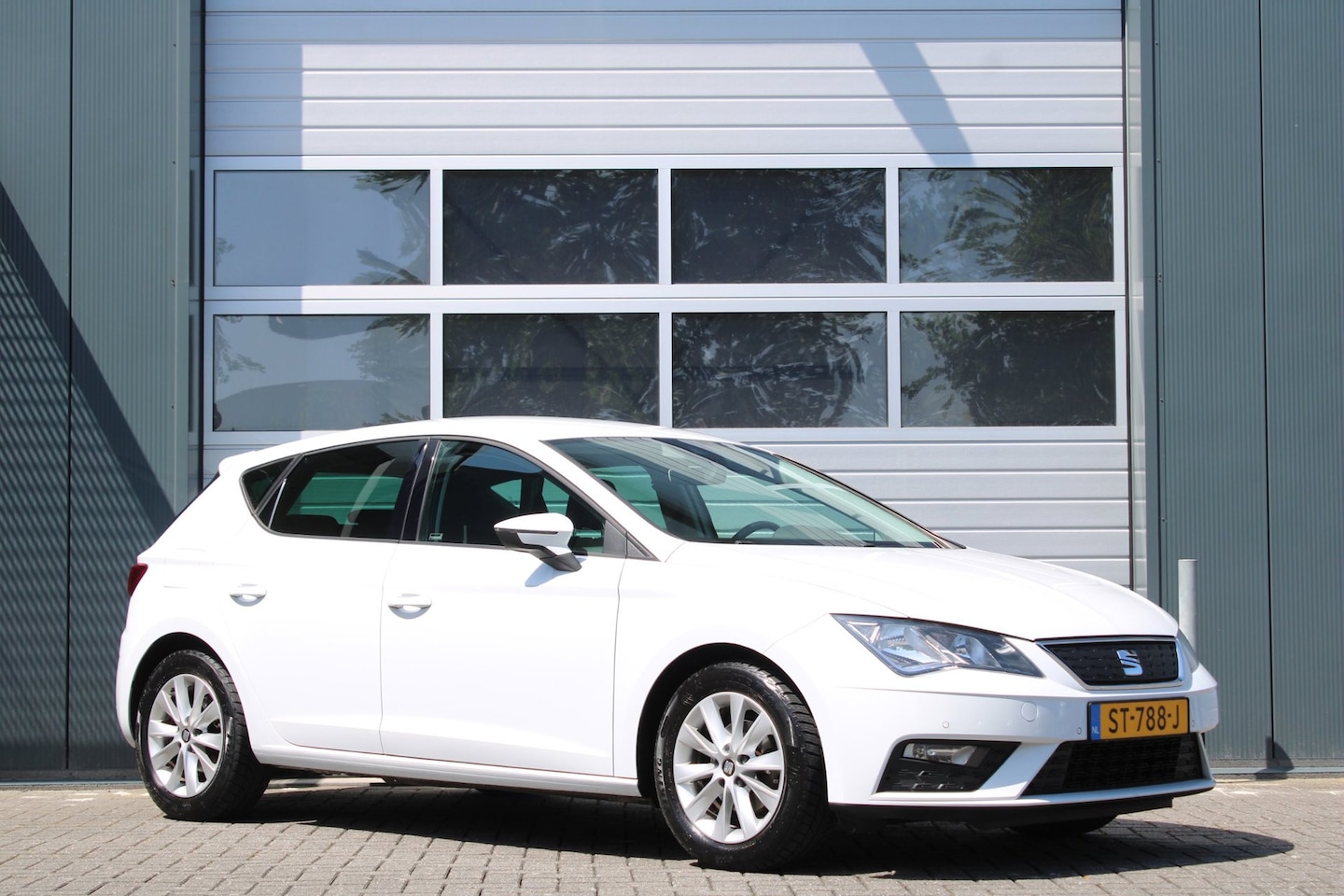 SEAT Leon - 1.0 EcoTSI Style Business Intense Clima/Cruise/Keyless/PDCv+a/LaneAssist/Carplay/Android/N - AutoWereld.nl