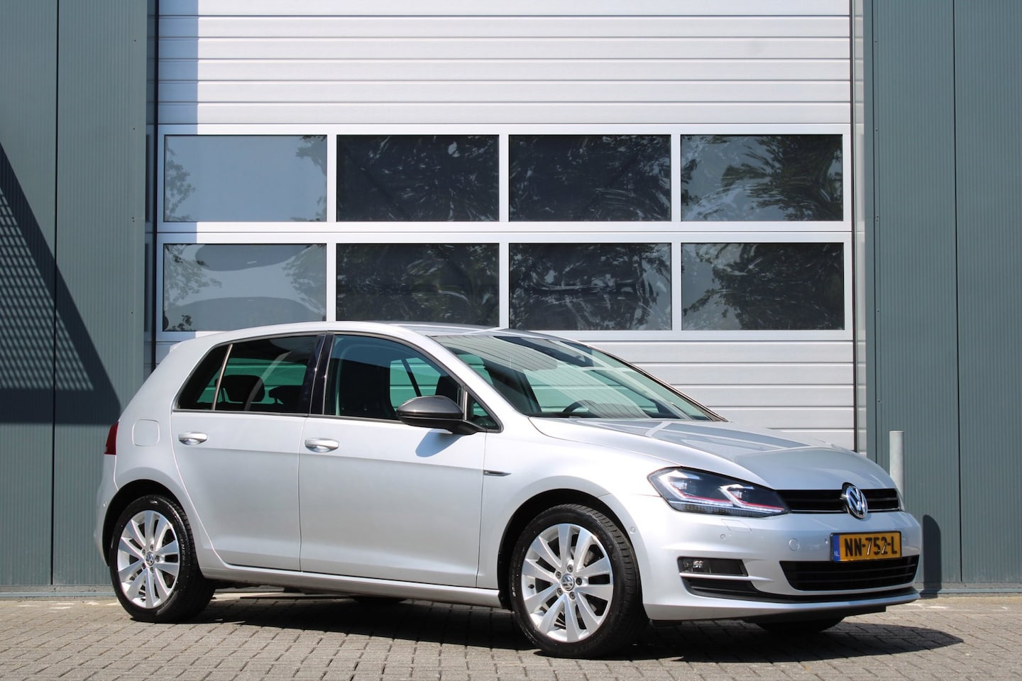 Volkswagen Golf - 1.2 TSI Highline Clima/Stoelverwarming/PDCv+a/Navi/Bluetooth/LED/RadioCD.AUX.USB/17"LM/Tre - AutoWereld.nl