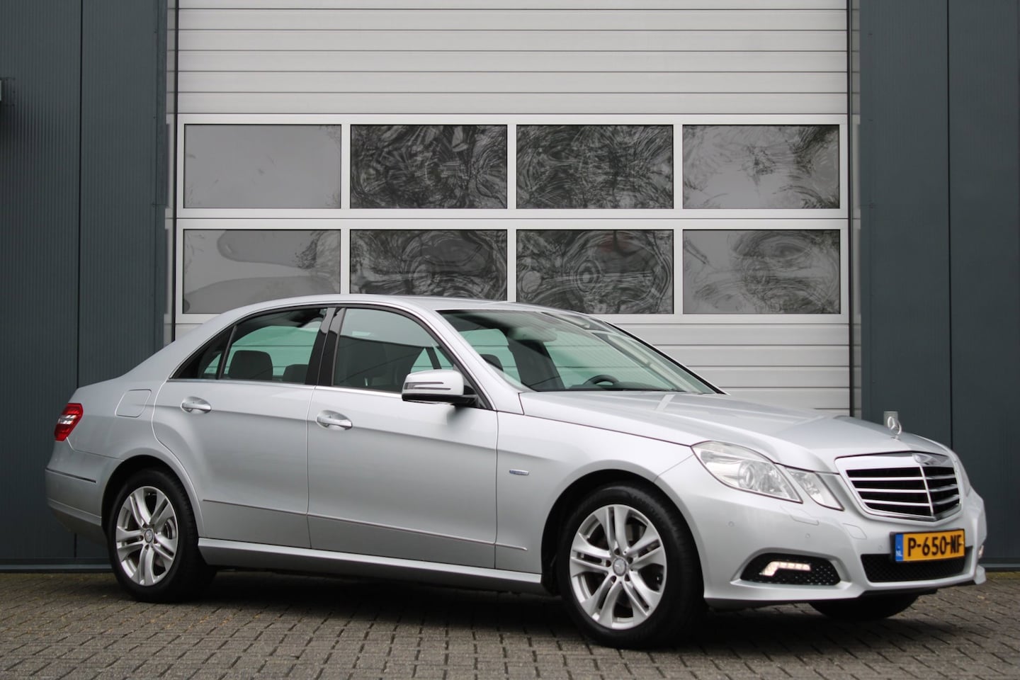 Mercedes-Benz E-klasse - 350 CGI Avantgarde 293pk Clima/Cruise/Stoelverwarming/Xenon/PDCv+a/Leder/Navi/Bluetooth/LE - AutoWereld.nl