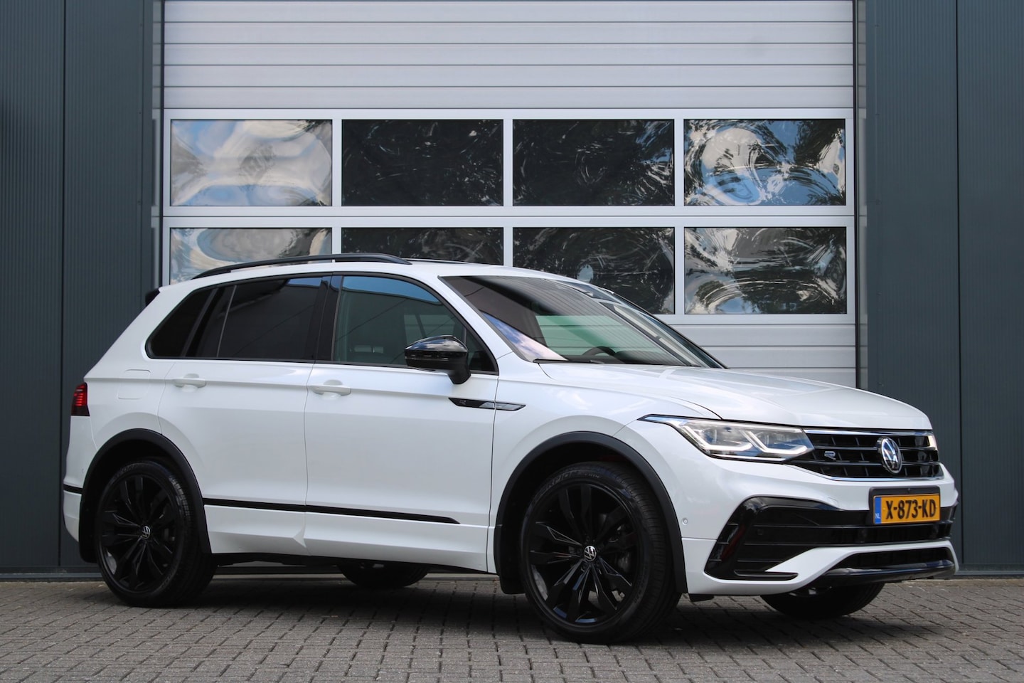 Volkswagen Tiguan - 1.5 TSI R-Line DSG ACC/Virtual/Camera/Pano/Stoel&Stuurverwarming/H&K/Keyless/PDCv+a/LED/Ca - AutoWereld.nl