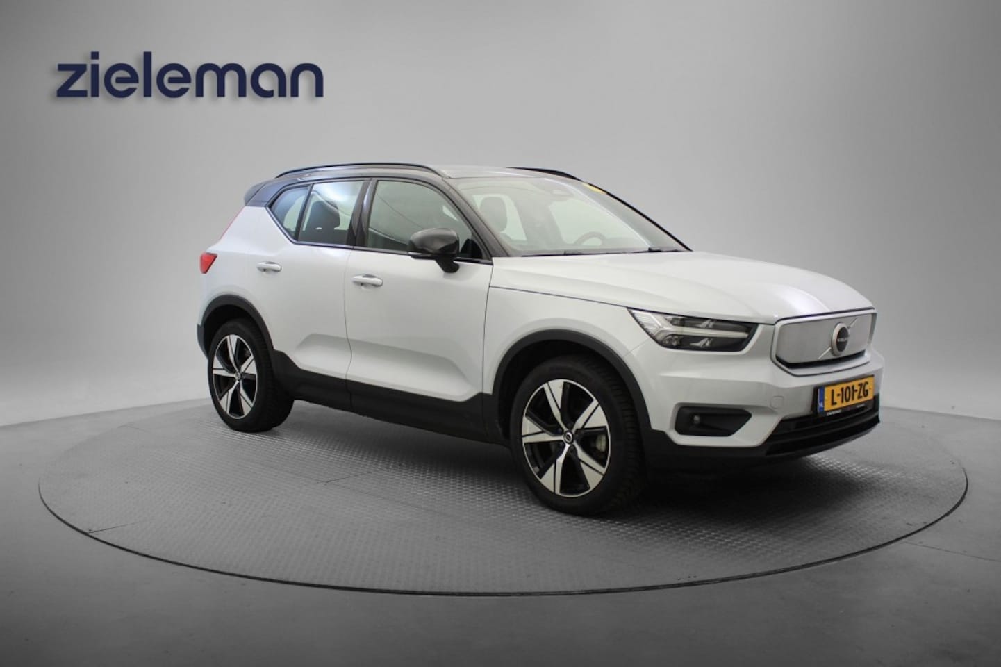 Volvo XC40 - Recharge P8 AWD R-Design - Carplay, half Leer, Stoelverw. - AutoWereld.nl