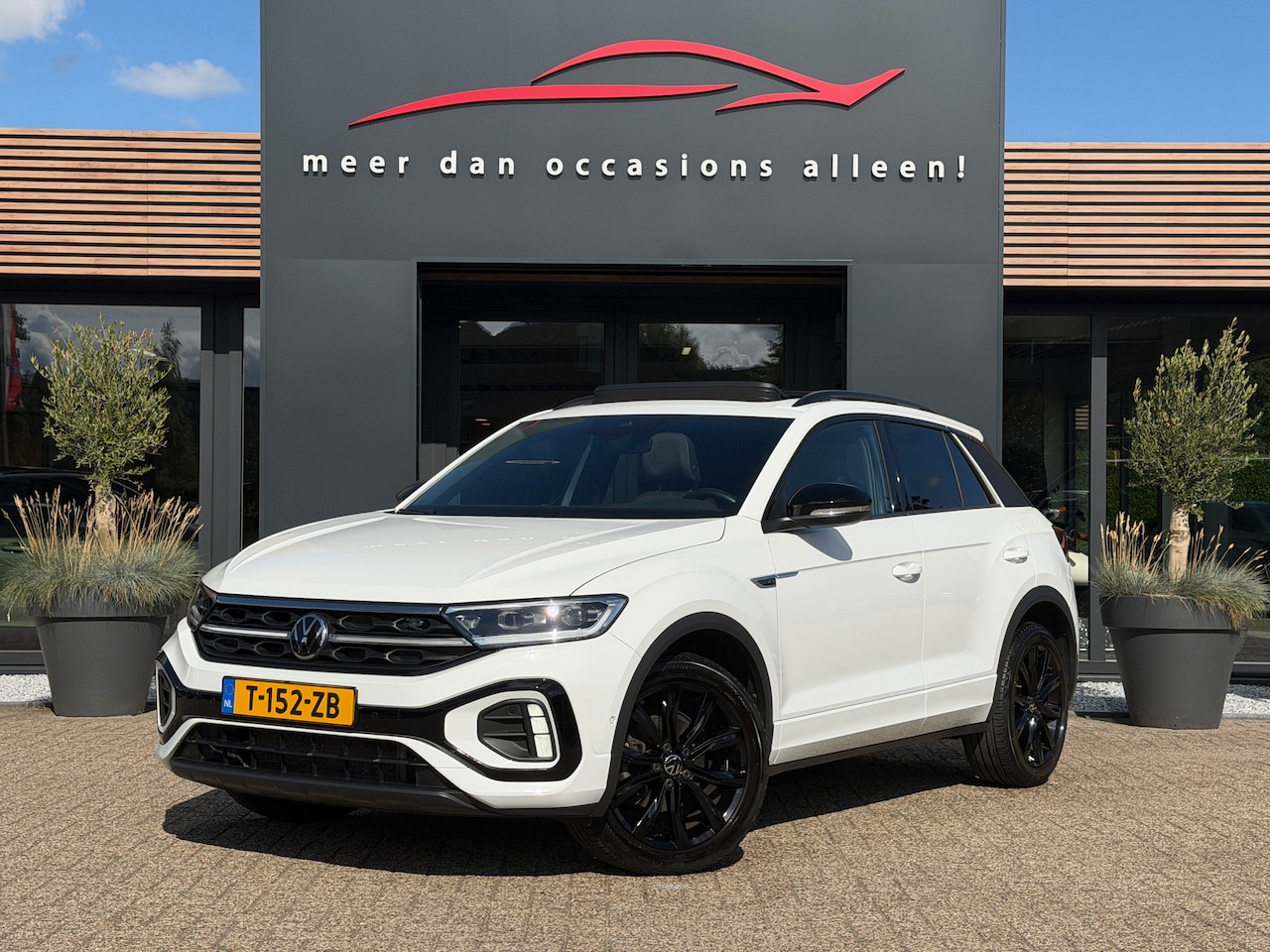 Volkswagen T-Roc - T-Roc 1.5 TSI R-Line | Panoramadak | Apple Carplay | IQ-Light | Keyless | Elektrische Acht - AutoWereld.nl