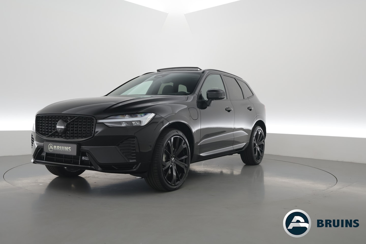 Volvo XC60 - 2.0 T6 Plug-in hybrid AWD Plus Black Edition | Pano-dak | Trekhaak | 360 camera | H&K Audi - AutoWereld.nl