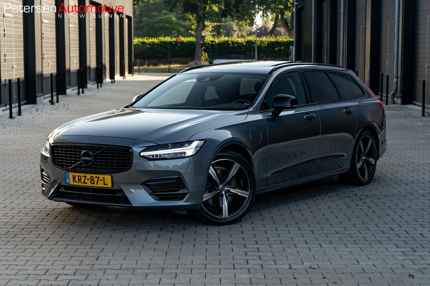 Volvo V90 - 2.0 T8 AWD R-Design *Pano* Vol* Dealer onderhouden* - AutoWereld.nl