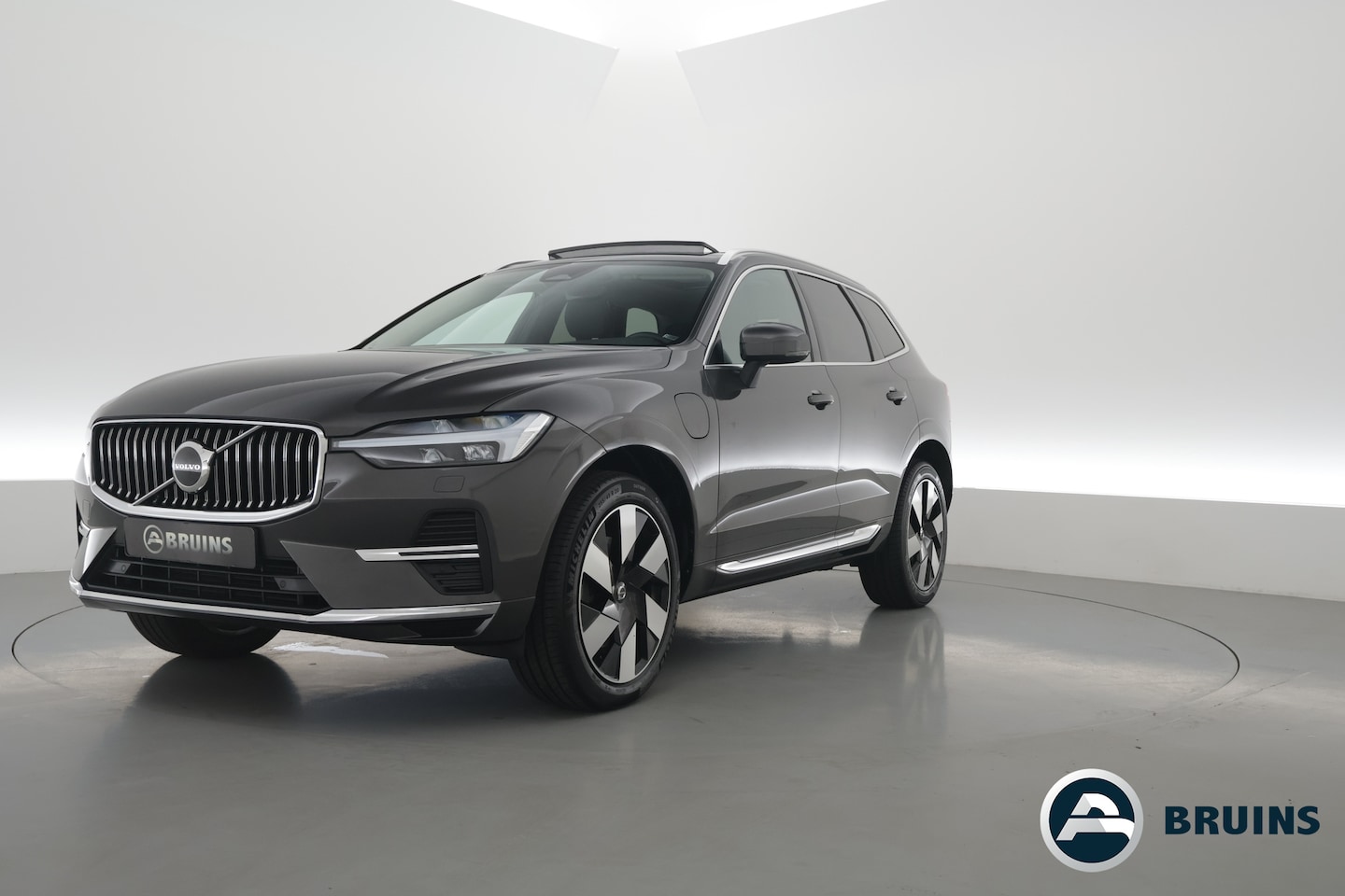 Volvo XC60 - 2.0 T6 Plug-in hybrid AWD Plus Bright | Prijs rijklaar | Trekhaak | Pano-dak | Camera | 4x - AutoWereld.nl