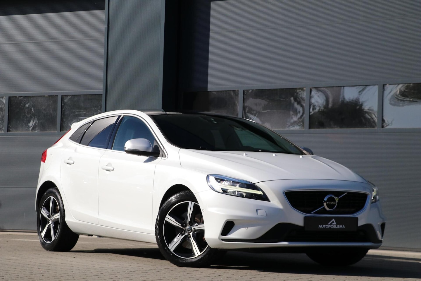Volvo V40 - 1.5 T3 |R-DESIGN| Panodak Harman/Kardon PrivacyGlass Camera Navi Stoelverw Pdc Leer/Alcant - AutoWereld.nl