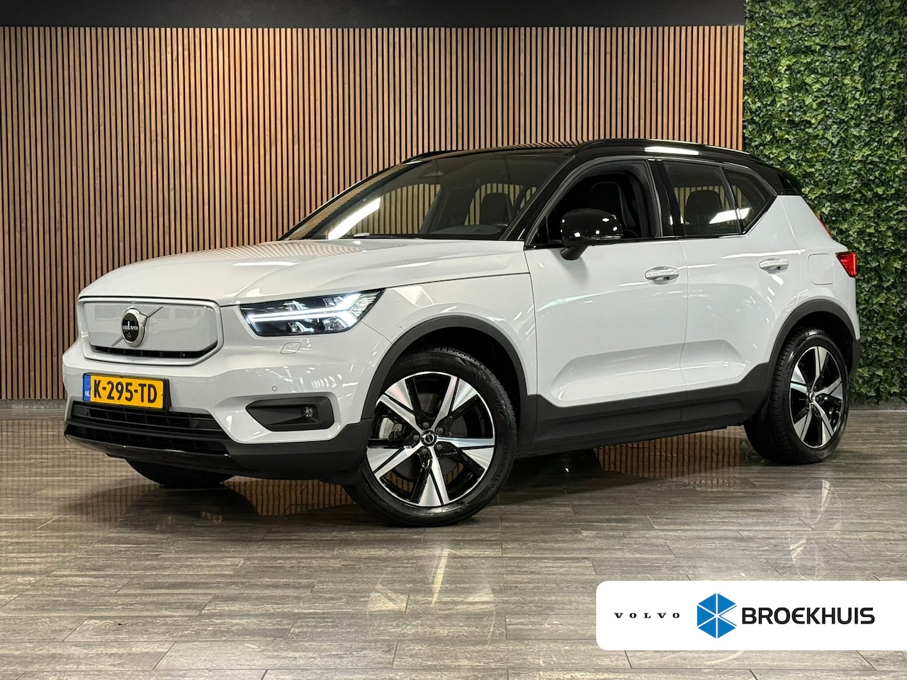 Volvo XC40 - Recharge P8 AWD R-Design | Schuifdak | 360° Camera | Harman Kardon | All Season banden | A - AutoWereld.nl