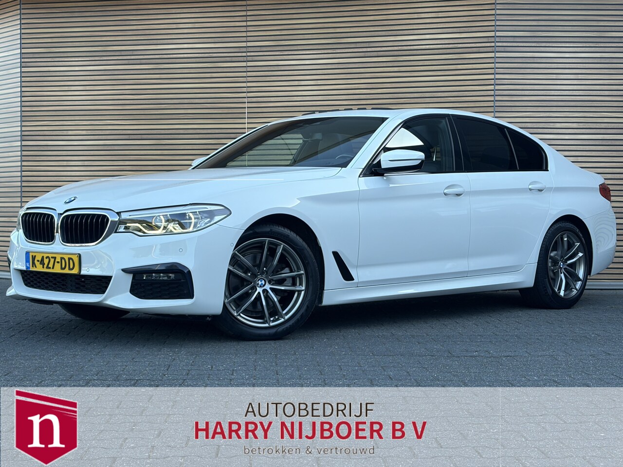 BMW 5-serie - 520d xDrive High Executive Trekhaak / Lederen bekleding / Navigatie / Panodak - AutoWereld.nl