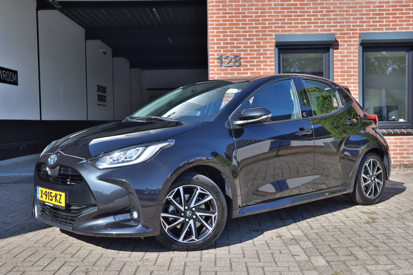 Toyota Yaris - 1.5 Hybrid Active BT, Cr, PDC, Camera, stoel verw - AutoWereld.nl