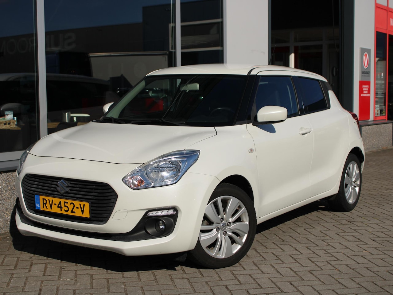 Suzuki Swift - 1.2 Select Airconditioning, Stoelverwarming, Parkeercamera, Lichtmetalen velgen. - AutoWereld.nl