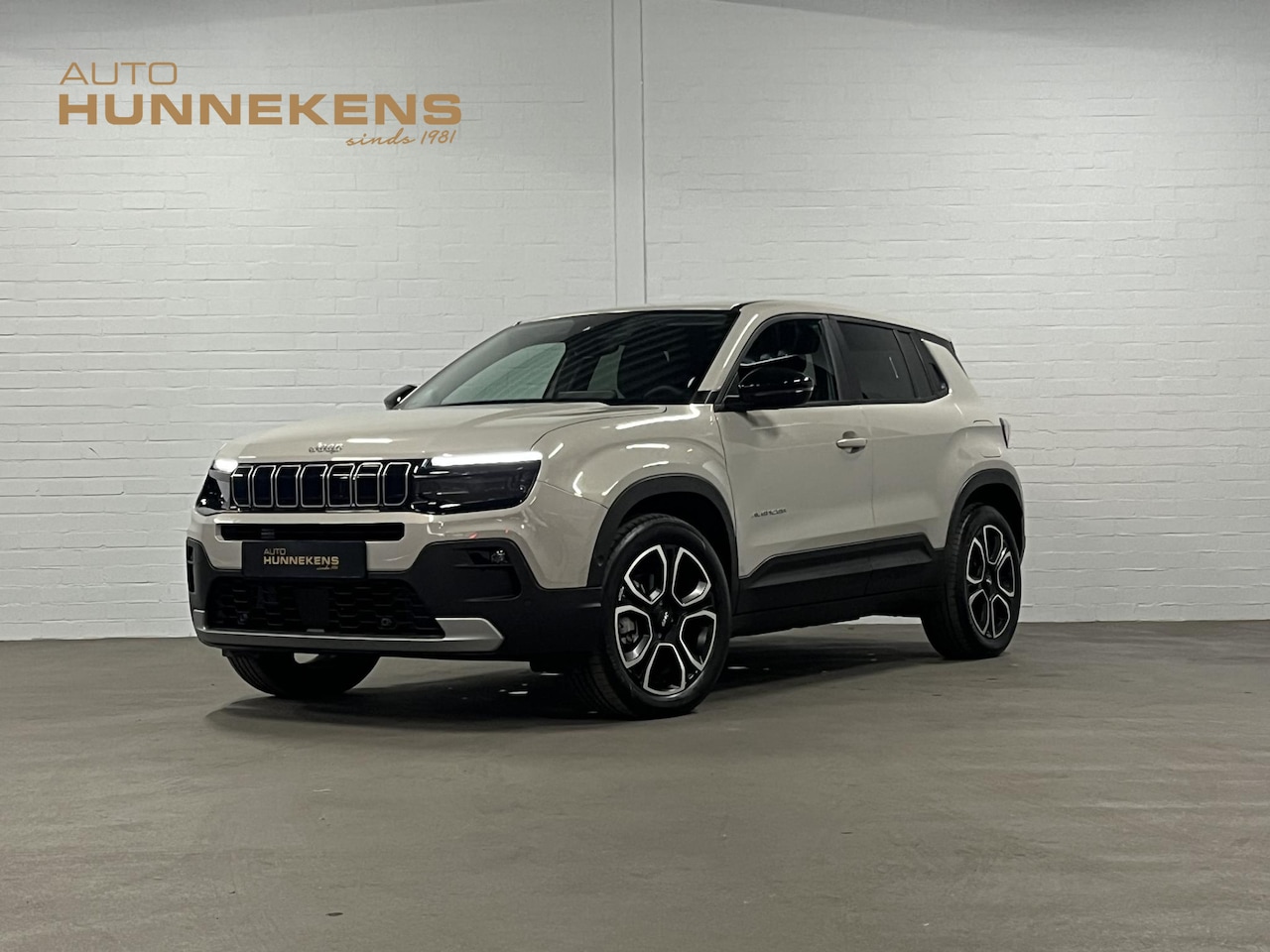 Jeep Avenger - Summit 54 kWh *2.496 km* Adaptive cruise control | Camera | Carplay | Airco | Dodehoek det - AutoWereld.nl