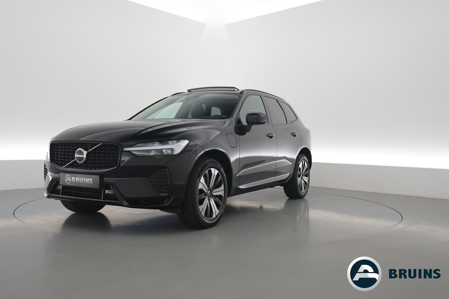 Volvo XC60 - 2.0 T6 Plug-in hybrid AWD Plus Dark | Pano-dak | Adap. Cruise | H&K Audio | 4x stoel + stu - AutoWereld.nl