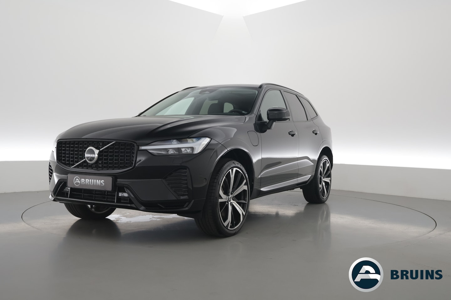 Volvo XC60 - 2.0 T6 Plug-in hybrid AWD Plus Dark - Luchtvering | Rijklaar! | Pano | Ventilatie | Stuur+ - AutoWereld.nl