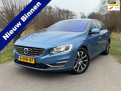 Volvo V60 - 2.4 D6 AWD Plug-In Hybrid Summum Automaat / Schuif-/Kanteldak / Camera / Navi / BLIS / Pre