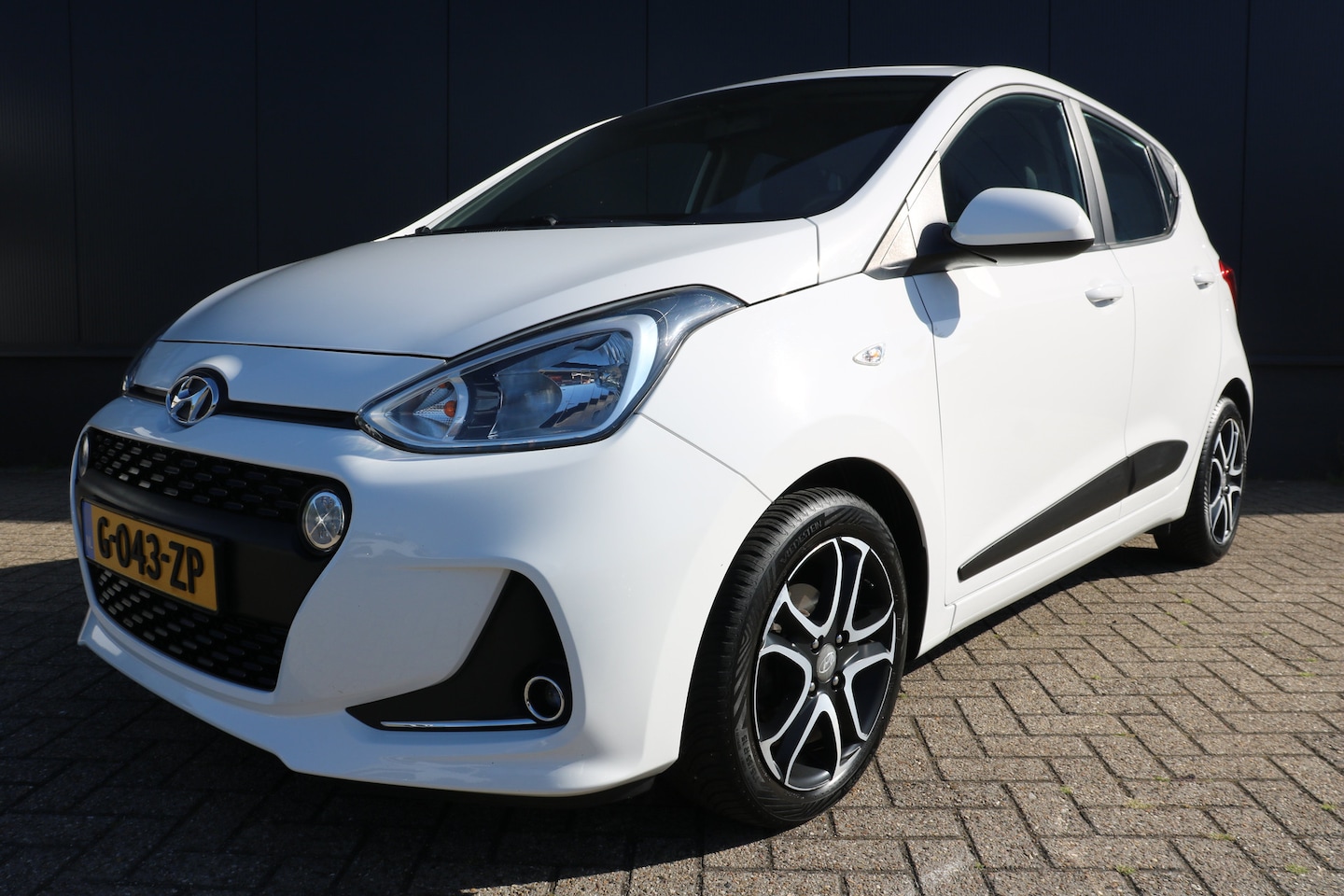 Hyundai i10 - 1.0i Comfort AIRCO | NAVI | CRUISE CONTROL | ALL SEASON | DAB | BLUETOOTH - AutoWereld.nl