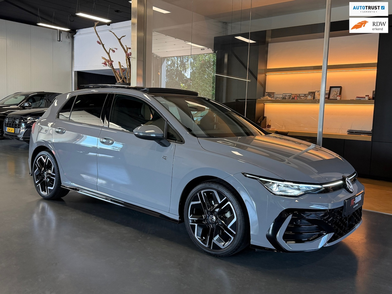 Volkswagen Golf - 1.5 eTSI R-Line 8.5 Facelift Panorama ACC Camera - AutoWereld.nl