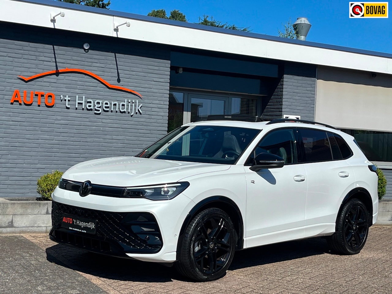 Volkswagen Tiguan - 1.5 eTSI R-Line 1EIG pano trekh 20" IQ 360gr - AutoWereld.nl
