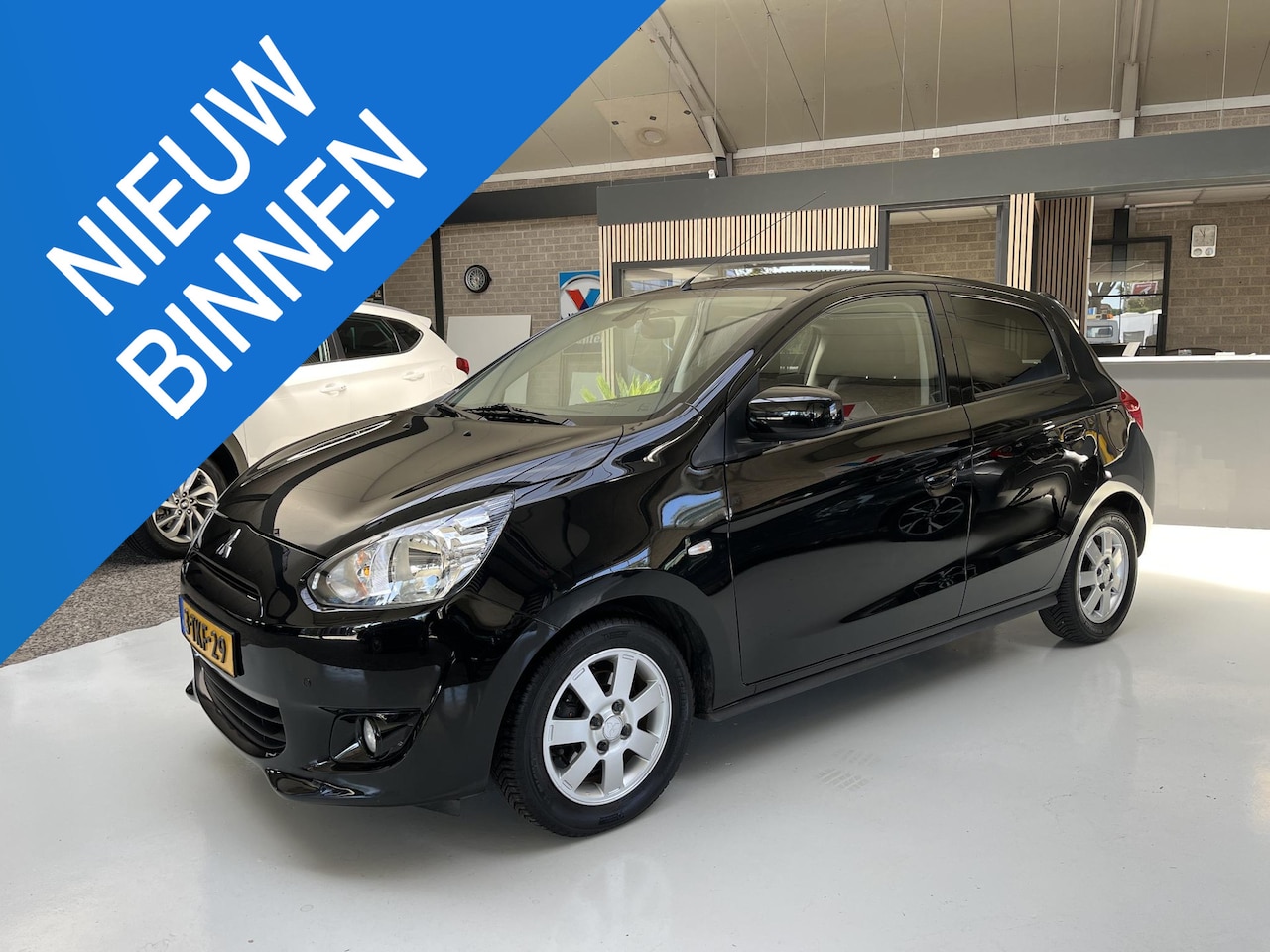 Mitsubishi Space Star - 1.2 Instyle AUTOMAAT / NAV / CAMERA / CLIMATE CONTROL - AutoWereld.nl