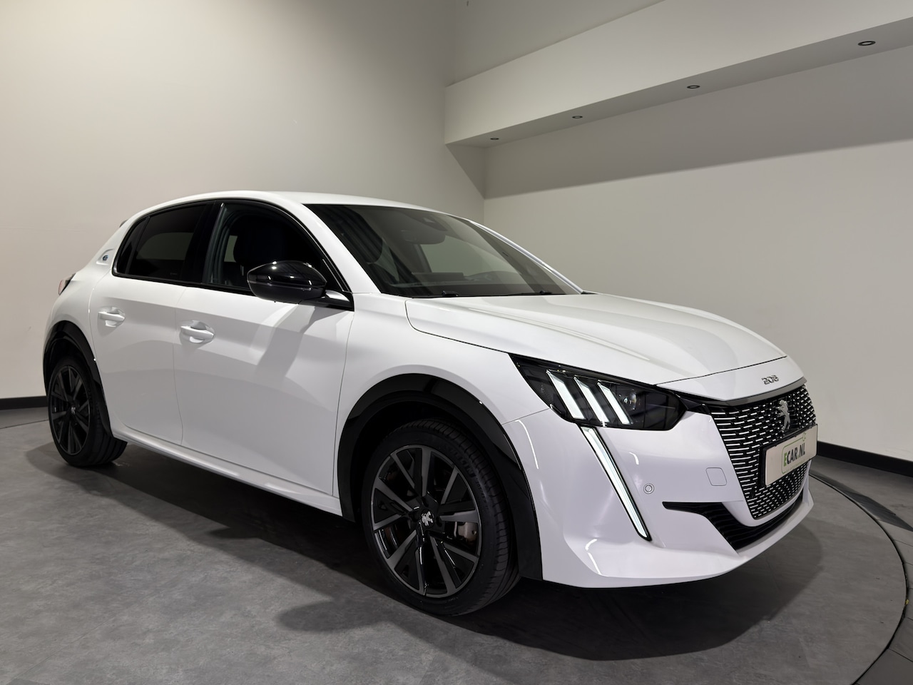 Peugeot e-208 - EV GT 50 kWh | Apple Carplay/Android Auto | Voorstoelen verwarmd | Sport interieur - AutoWereld.nl