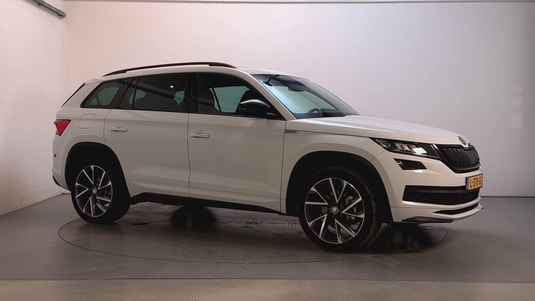 Skoda Kodiaq - 1.5 TSI Sportline Business 7p. Panoramadak Alcantara Stoelverwarming Camera DAB+ - AutoWereld.nl