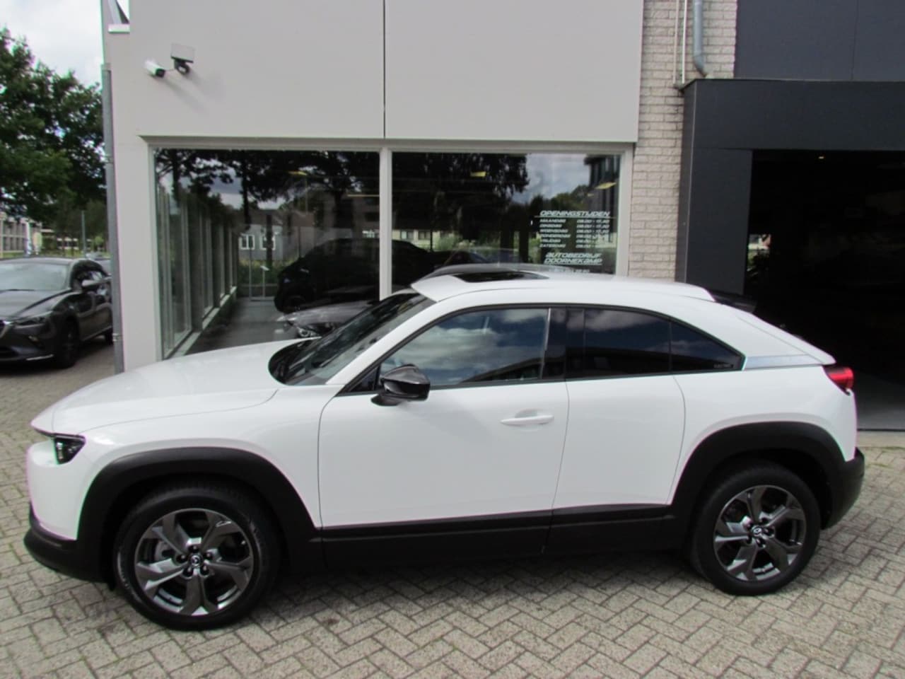 Mazda MX-30 - E-Skyactiv 145 36kWh Luxury Sunroof - AutoWereld.nl