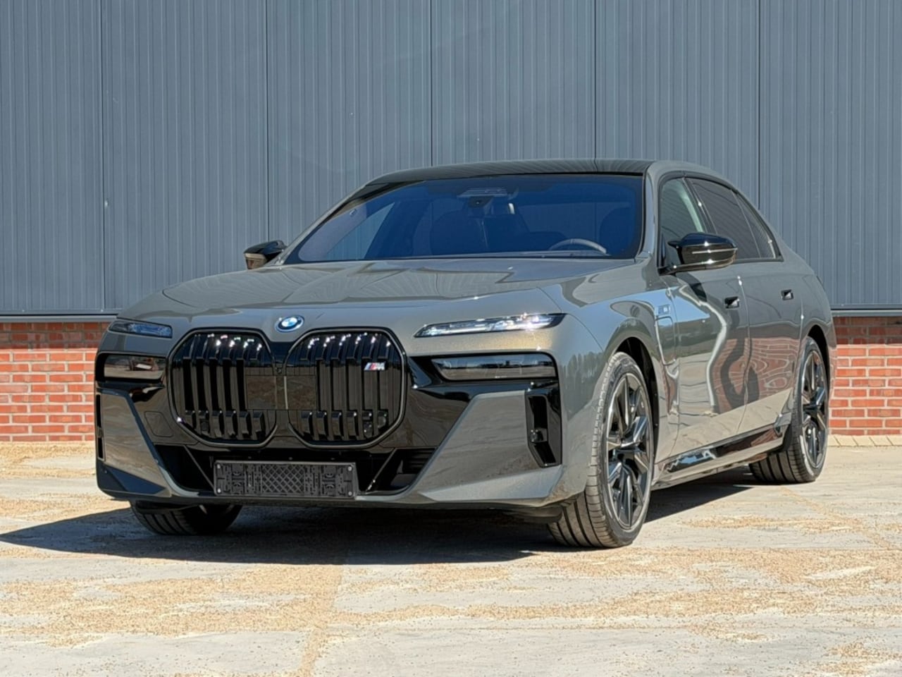BMW 7-serie - M760e xDrive M-Sport Skylounge  Bowers en Wilkins - AutoWereld.nl