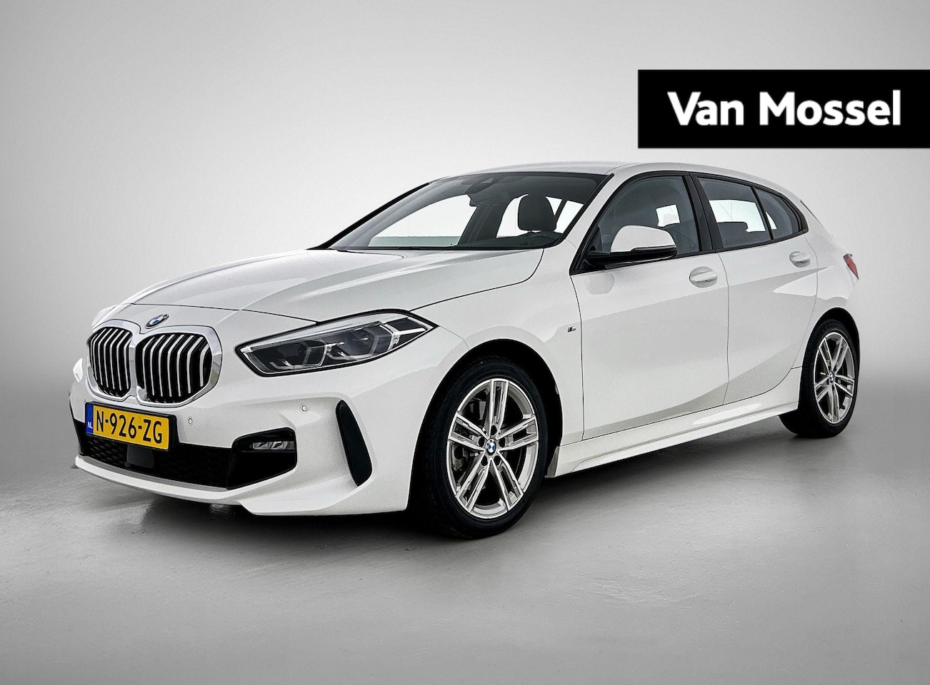 BMW 1-serie - 118i High Executive | M PAKKET | WORDT VERWACHT | SFEERVERLICHTING | PARKEERSENSOREN | STO - AutoWereld.nl