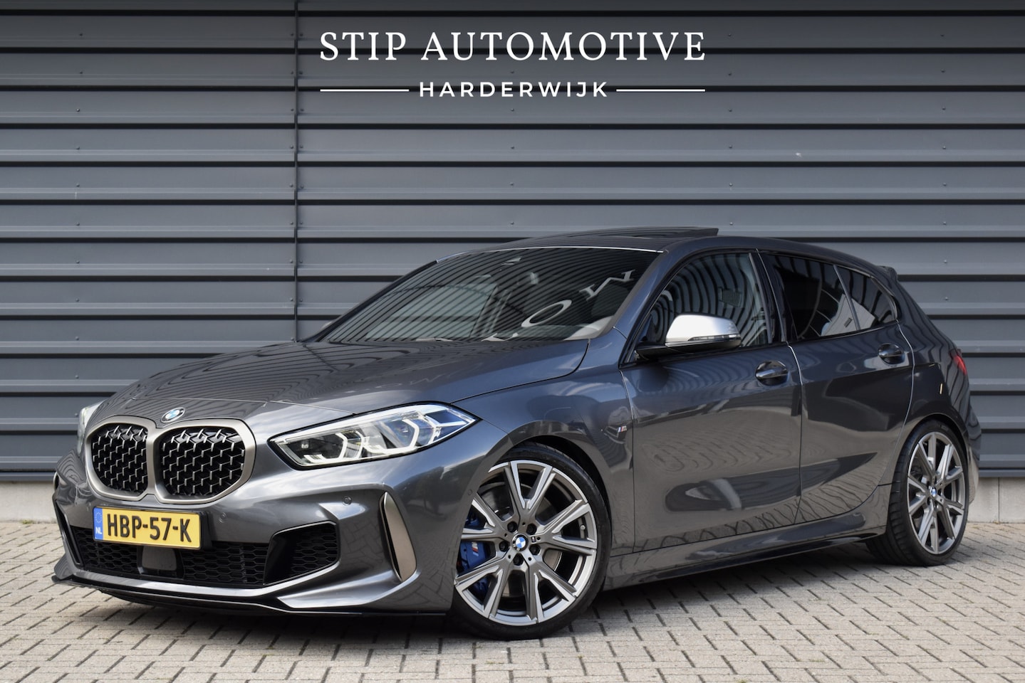 BMW 1-serie - M135i xDrive 306pk | Pano | Harman/Kardon | Head-Up | 19'' Wielen | Stuur + Stoelverwarmin - AutoWereld.nl